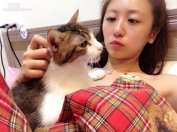 2. 大多數房東都認為貓會亂大小便或抓壞傢俱,蔡小潔還曾因為養貓這件事被房東掛電話。(蔡小潔FB臉書專頁)