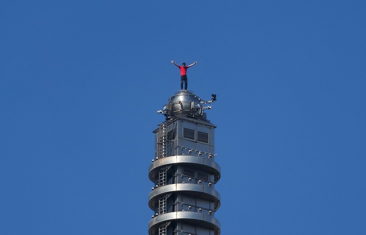 艾力克斯·霍諾德(Alex Honnold)挑戰徒手攀登台北101,花費不到兩小時完成登頂,霍諾德也在塔頂揮手。記者余承翰/攝影