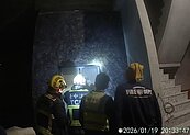 台中夫妻南屯參觀豪宅預售屋　屋主帶看結果3人困電梯好窘