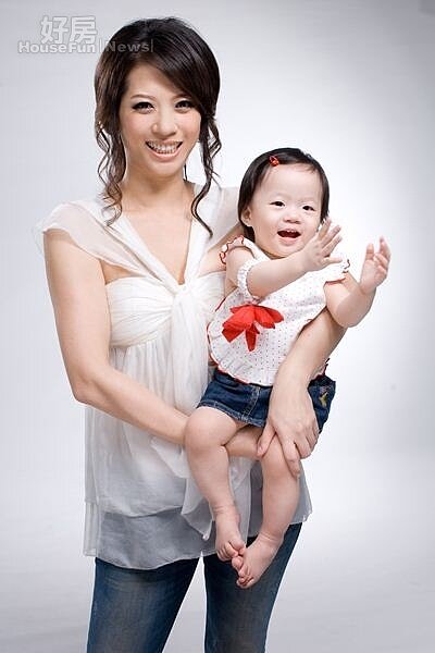 
7郭靜純婚後與老公定居「典藏大直」。（嬰兒與母親）