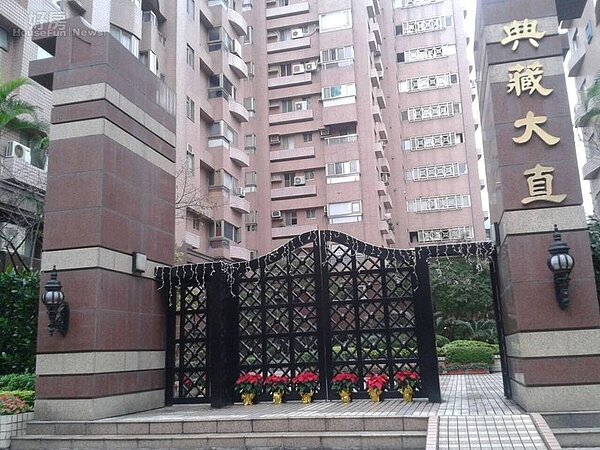 1「典藏大直」大樓招牌醒目，是明水路巷弄裡的知名豪宅。