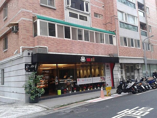 
3一樓有多家店鋪，每坪行情逼近130萬元。