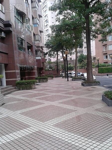 
4一樓行人道寬敞，彰顯豪宅尊貴。