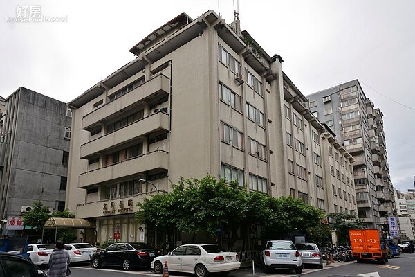 北市第二大違建,宏恩綜合醫院,頂樓加蓋的辦公室全部都是違建。(好房網News記者 陳韋帆/攝影)