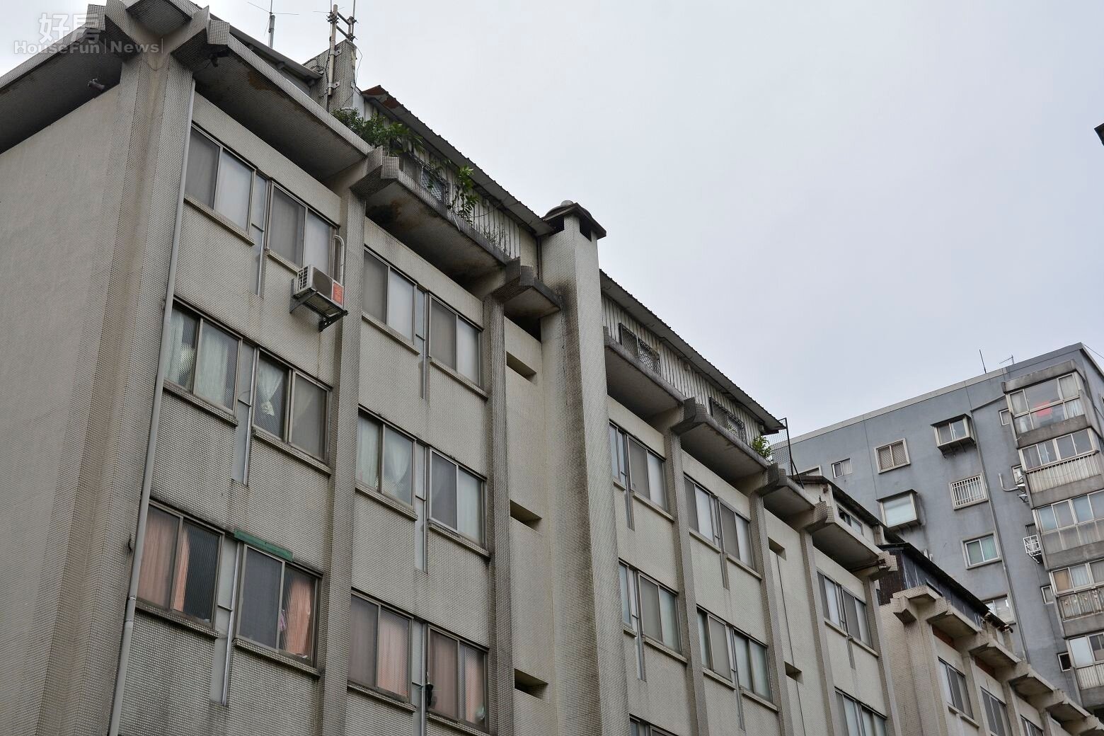 北市第二大違建,宏恩綜合醫院,頂樓加蓋的辦公室全部都是違建。(好房網News記者 陳韋帆/攝影)