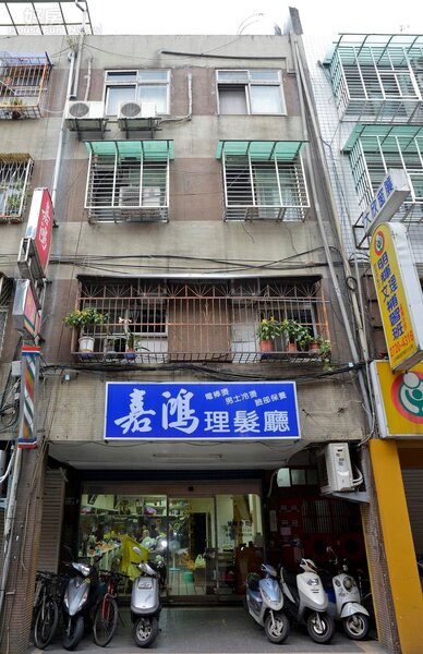 位於吳興街巷內有台北市最小的違建，從前面看完全看不到違建。（好房網News記者 陳韋帆／攝影）