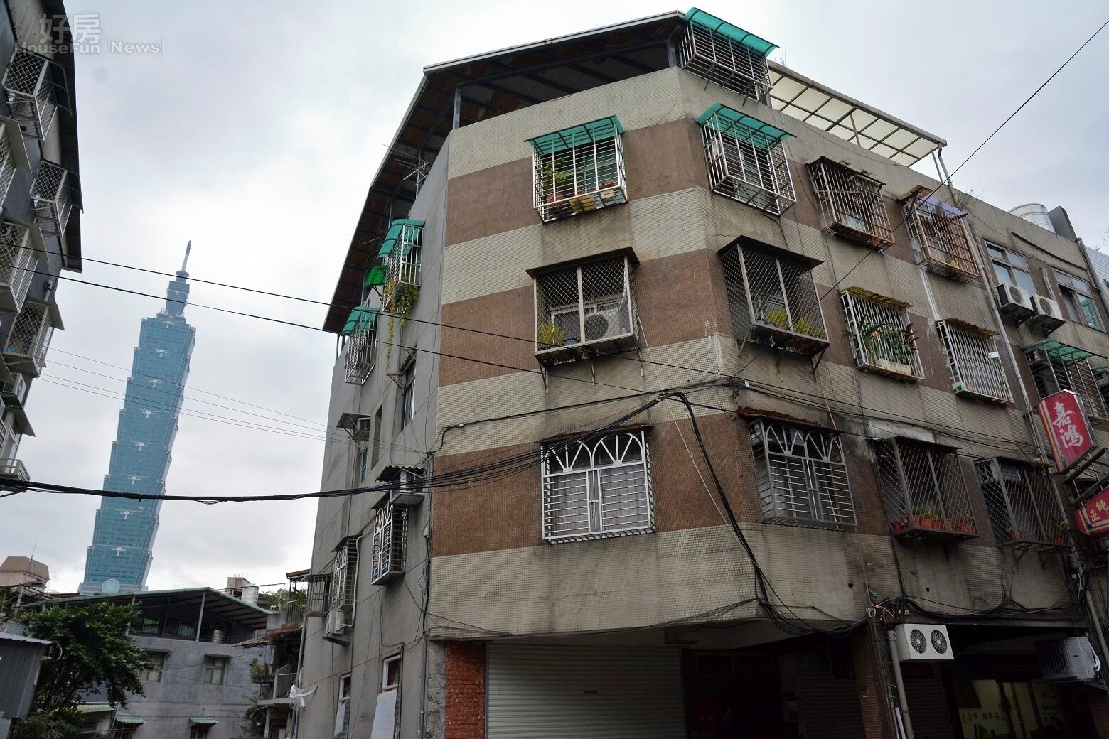 位於吳興街巷內有台北市最小的違建,有趣的是竟然是101景觀套房。(好房網News記者 陳韋帆/攝影)