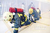 嘉市大型空間救災　消防員演練逼真