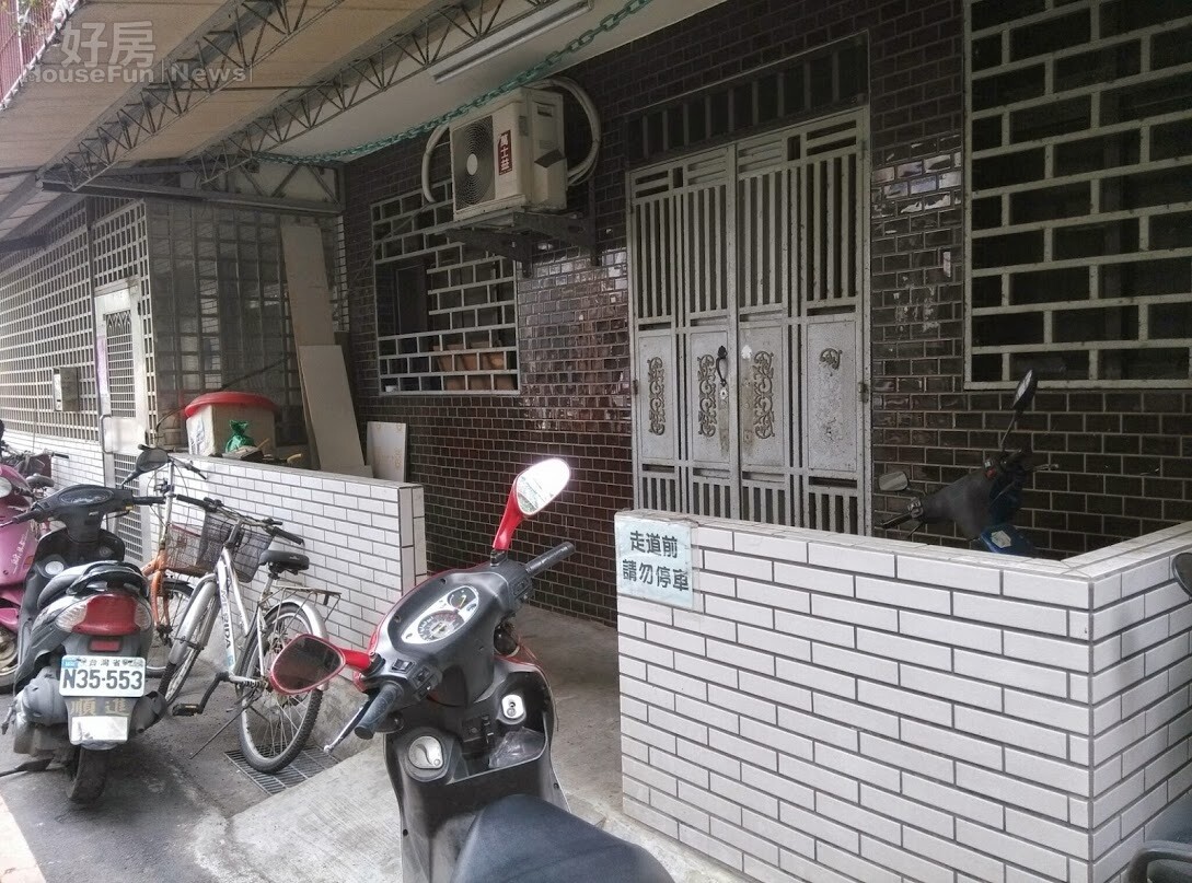 在一些老舊公寓的社區內,很多1樓住戶會往前面道路或後面防火巷推出去當作室內空間,硬是多出了一個前庭後院,其實這些都是違建。(好房網News記者蘇彥菱攝影)