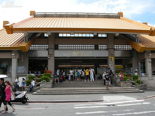 「北方之星」對面即為捷運關渡站1號出口。(截取自維基百科)