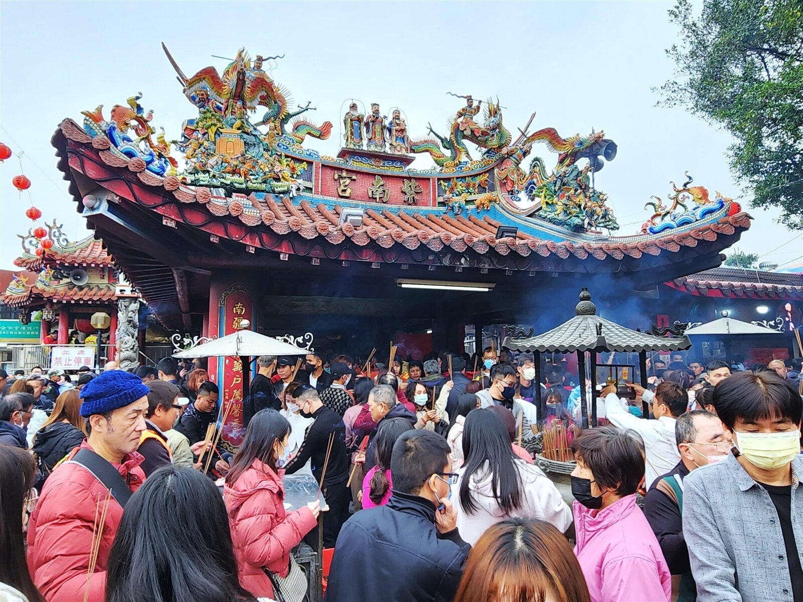 拜土地公示意圖，圖為大批民眾到竹山紫南宮參拜。本報資料照 