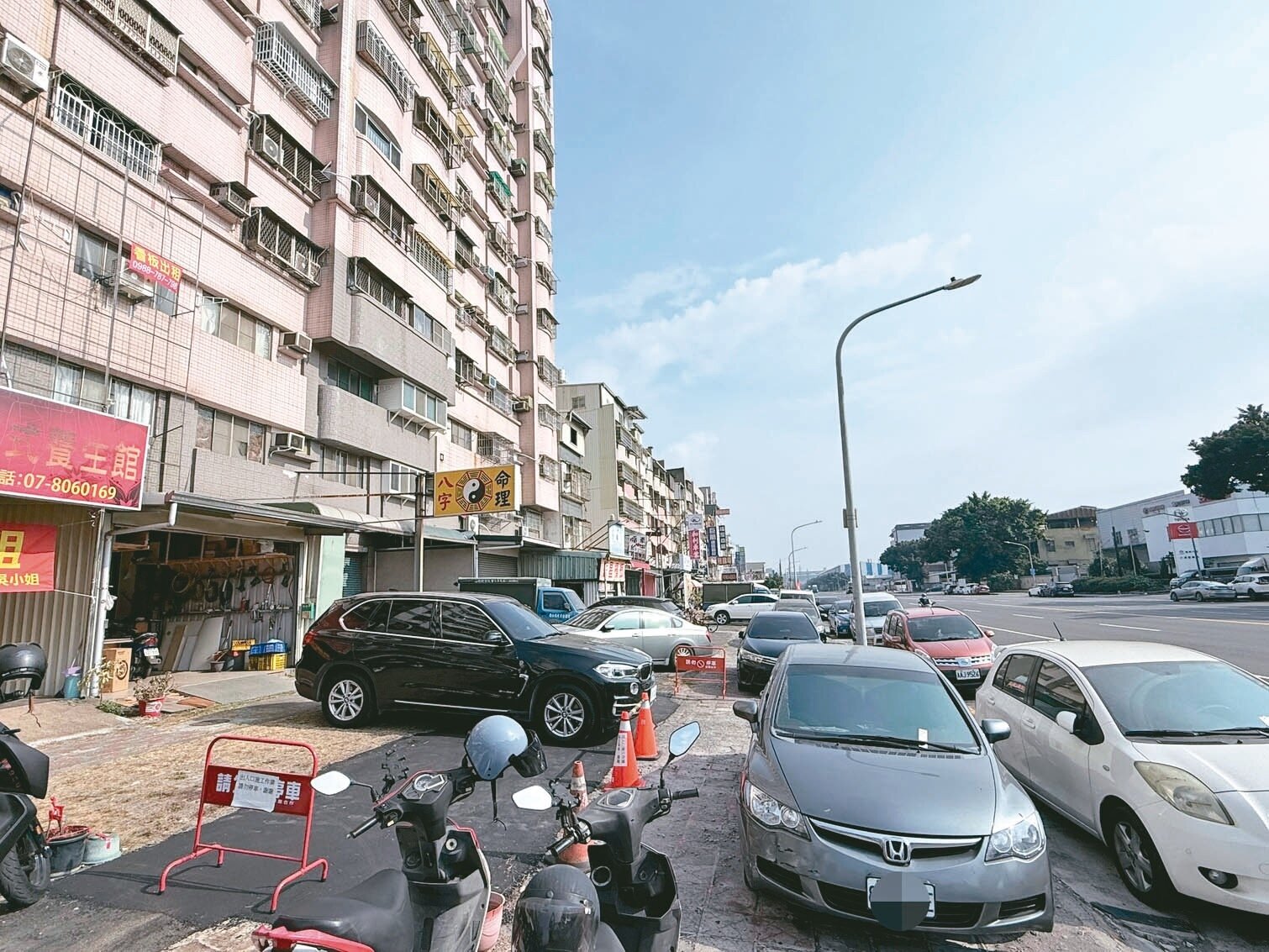 小港區大業北路30年前被徵收為綠地,但遲未闢建,造成整段綠帶成違建、危樓、違停集中地,人行道堆放雜物、環境髒亂。記者宋原彰/攝影