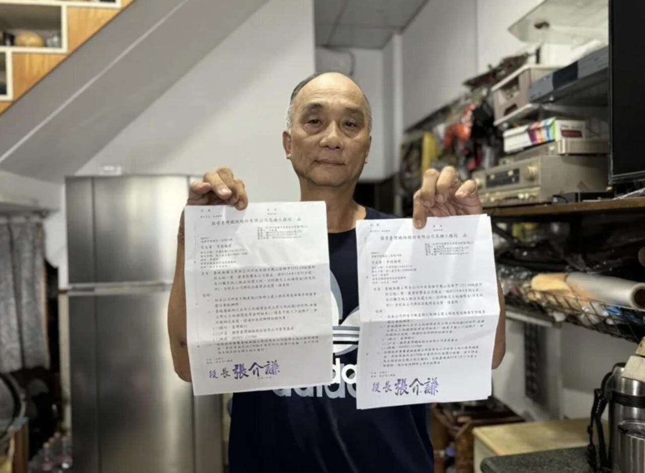 高雄市二聖路住戶占用台鐵機廠圍牆外緩衝帶,遭追訴5年土地補償使用金。記者郭韋綺/攝影