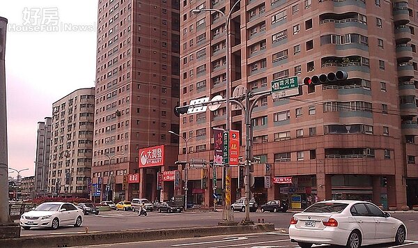 2由多棟大樓組成的「天闊」,座落在新北市新店區環河路上。