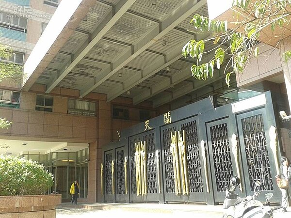 3大門口華麗氣派,社區內的設施也相當齊全。