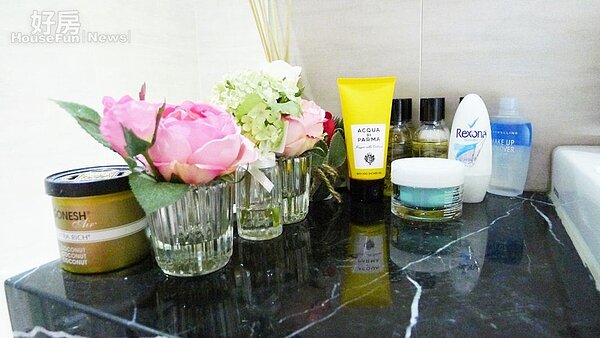 9.保養品整齊排列還加上鮮花佈置。