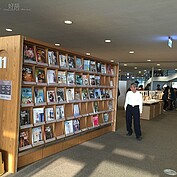 除了書籍，中外雜誌掛滿好幾座牆面