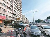 高雄小港大業北路徵收地閒置30年　違停、違建亂象未解