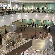 市圖總館總地面有8層樓，館內中庭的公共藝術「文化積澱」。兩個半圓書牆左邊為文藝復興代表人物達文西(百科全書型)；右邊為「達摩」，代表東西方兩種不同的閱讀類型。