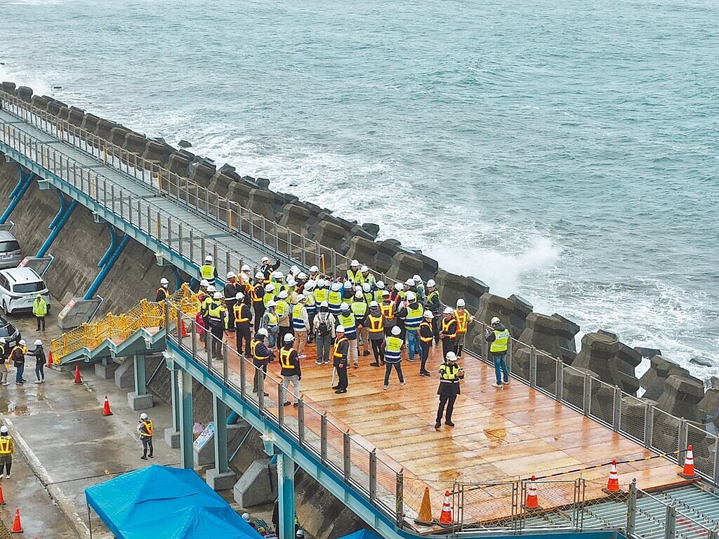 新北市高灘地工程管理處建造淡水金色水岸觀海長堤自行車道，預計今年7月底前完工，市長侯友宜1月31日到場視察工程進度。圖／新北市高灘地工程管理處提供