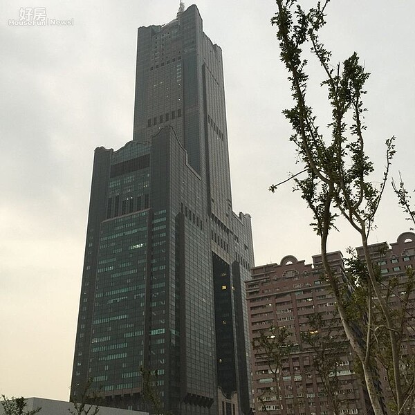 從市圖總館頂樓的空中花園遠眺,就是「85大樓」