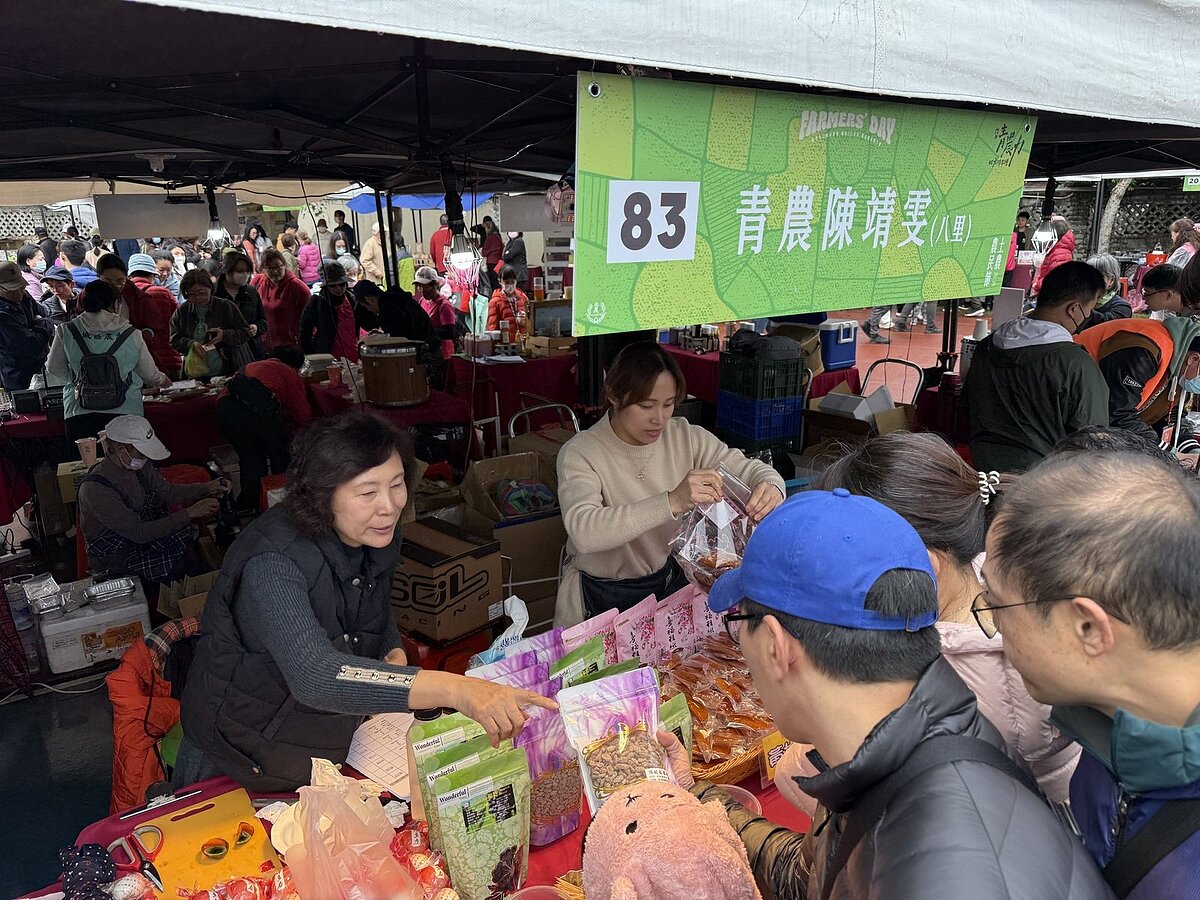 新北土城區農會31日舉辦農民節慶祝大會，現場結合年貨大街，首度邀請米其林名店及胖卡餐車進駐，吸引許多人潮。圖／新北農業局提供