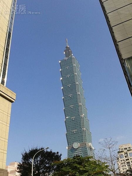 6從「新光人壽曼哈頓」與「新世界」俯瞰台北101大樓。