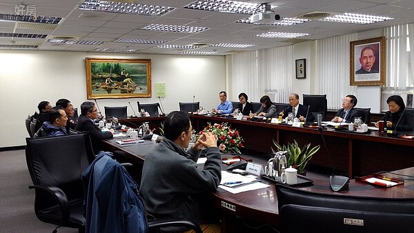 巢運團體28日拜會財政部長張盛和,要求盡速完成不動產交易所得稅制的立法。(巢運提供)