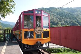 高人氣的嵐山觀光小火車。