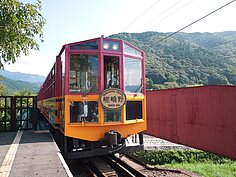 高人氣的嵐山觀光小火車。