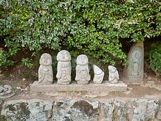 嵐山大街人人必拍的地藏王石雕娃娃。