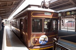 具有古意的嵐電。單節的車廂慢慢晃過京都老街區，適合漫步調的旅人們搭乘。