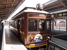 具有古意的嵐電。單節的車廂慢慢晃過京都老街區，適合漫步調的旅人們搭乘。