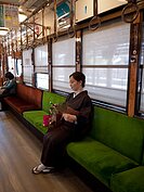 穿著和服坐在古色古香的嵐電中，一點違和感都沒有。