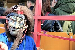 運氣好的話，搭乘嵐山觀光小火車還會遇到帶著鬼面具的工作人員與乘客同樂。