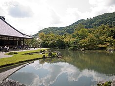 嵐山天龍寺莊嚴且寧靜，十分適合在這邊放空思考。