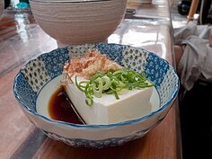 來到嵐山，知名的美食湯豆腐絕對不能錯過。