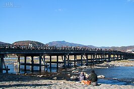 行程不趕的話，不妨買個燒烤熱狗，坐在渡月橋邊來個小野餐。