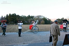 不耐走的人，還可以花錢租個人力車漫遊嵐山。