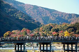 渡月橋上總是遊客如織。