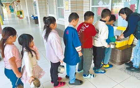 基層教師批評,老師待遇低、責任重,年輕人不願意投入。圖為示意圖。(本報資料照片)