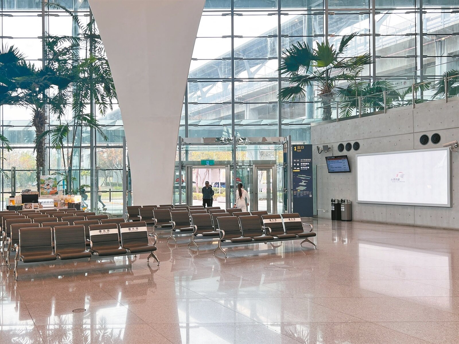 高鐵彰化站每日平均旅次僅五千多人，一樓大廳和候車休息區人不多，一旁的廣告看板也租不出去。記者許俊偉／攝影 