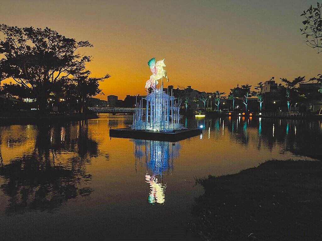 日本藝術家森岡厚次再今年的月津港燈節打造主燈「天馬獸」,水面高5公尺,近日驗收試燈,吸引許多遊客目光。圖/台南市文化局提供