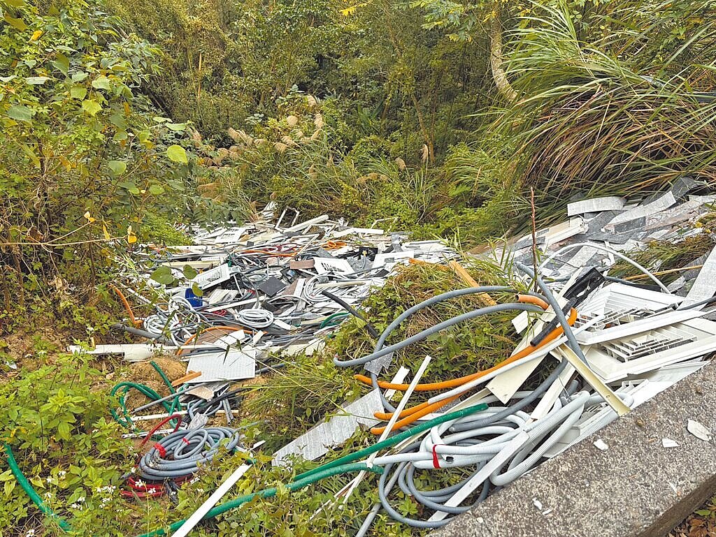 苗栗縣各處山區經常發生不肖業者濫倒營建裝潢廢棄物情事，近日苗栗縣三義鄉雙潭村與銅鑼鄉交界的偏僻山區產業道路，就被民眾發現遭人濫丟風管等裝修廢棄物。圖／讀者提供