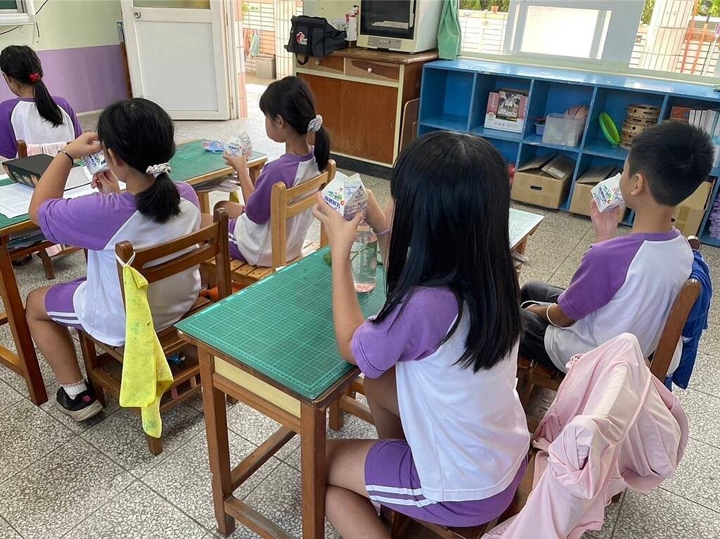 桃園市政府將自2月23日新學期起正式推動「生生喝鮮乳」政策，截至1月底，約有8000名孩童申請鮮乳卡。圖／桃園市教育局提供