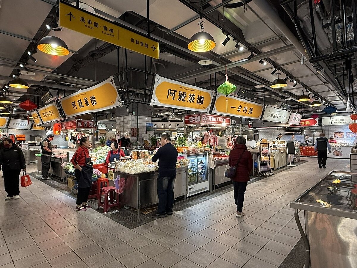 新北板橋黃石市場環境新穎舒適,但管理費、租金不低,室內攤商認為,買氣仍有成長空間。圖/記者葉德正攝影