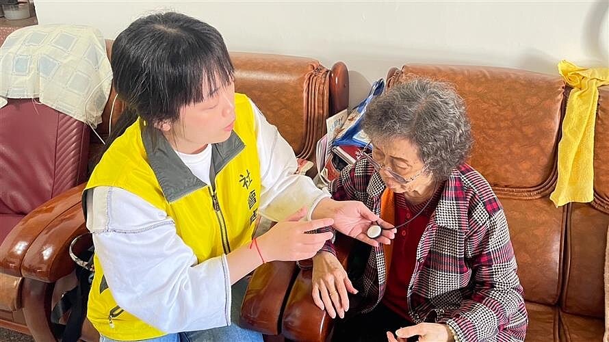 基隆市推出穿戴式跌倒通報裝置，守護獨居長者安全。圖／基市府社會處提供