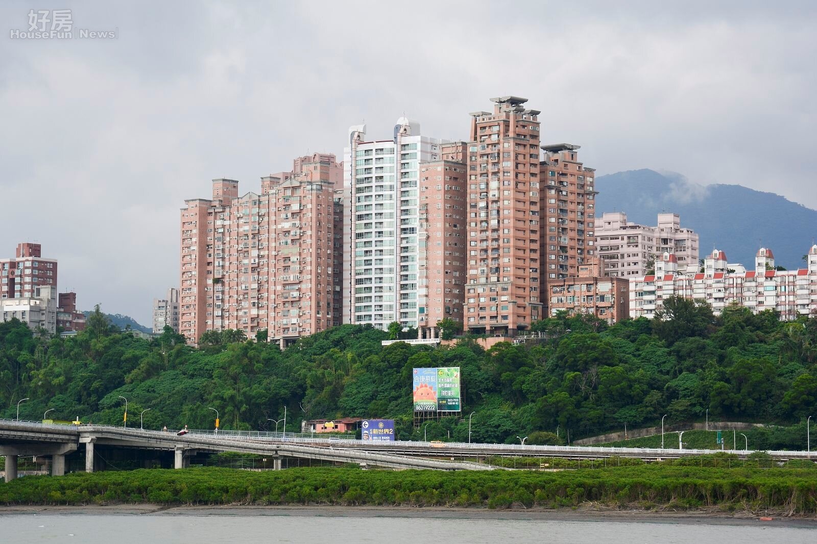 淡水有許多背山面海的房子。(好房網News記者 陳韋帆/攝影)