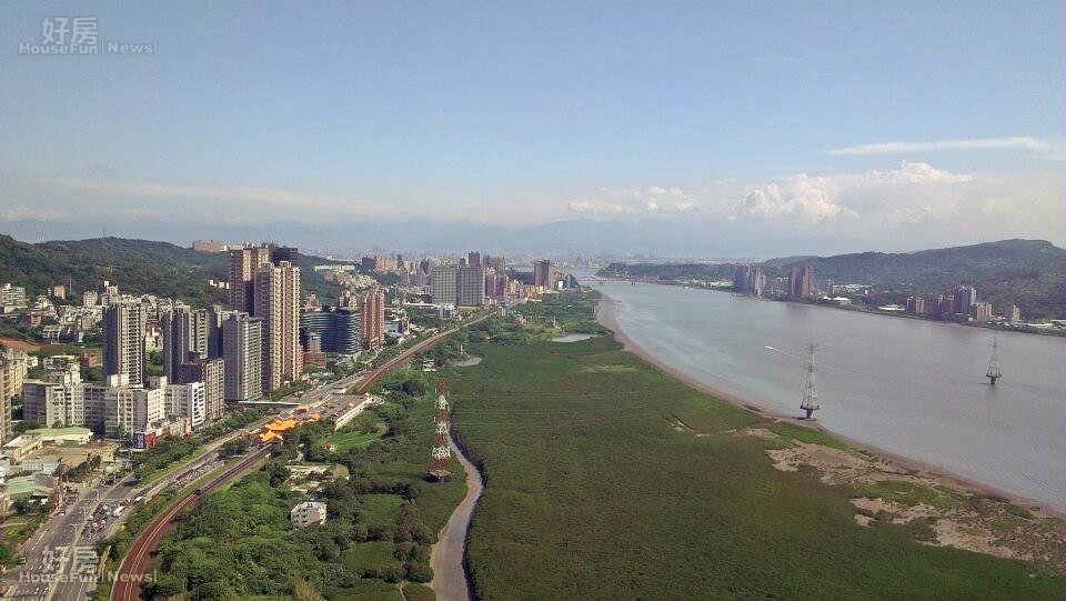 淡水美景令人嚮往,但上下班時間的道路壅塞令人詬病。(好房網News記者 陳韋帆/攝影)