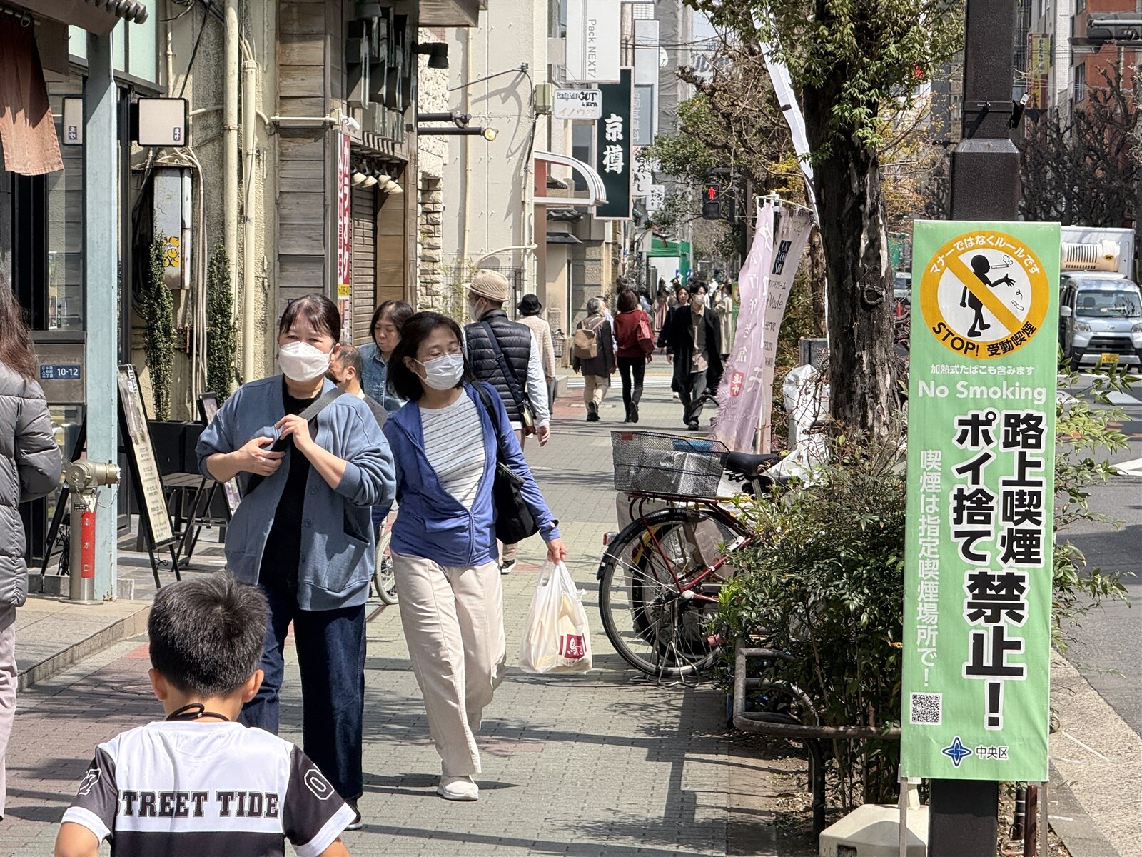 日本東京也實施嚴格的禁菸政策，設置「路上喫煙禁止地區」，民眾不得邊走邊吸菸。台北市則比照辦理，更採「原則禁止、例外開放」模式，打造無菸城市。記者陳易辰／攝影 